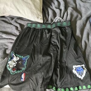 MINNESOTA TIMBERWOLVES MENS AUTHENTIC SHORTS VINTAGE BLACK SIZE L SHIPS FAST